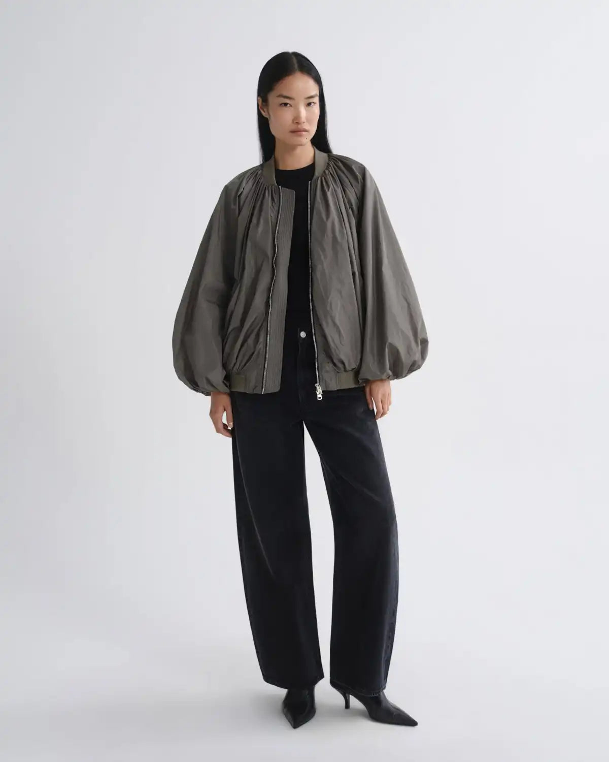 Low Curve Jean (Weightless) in Black Tar